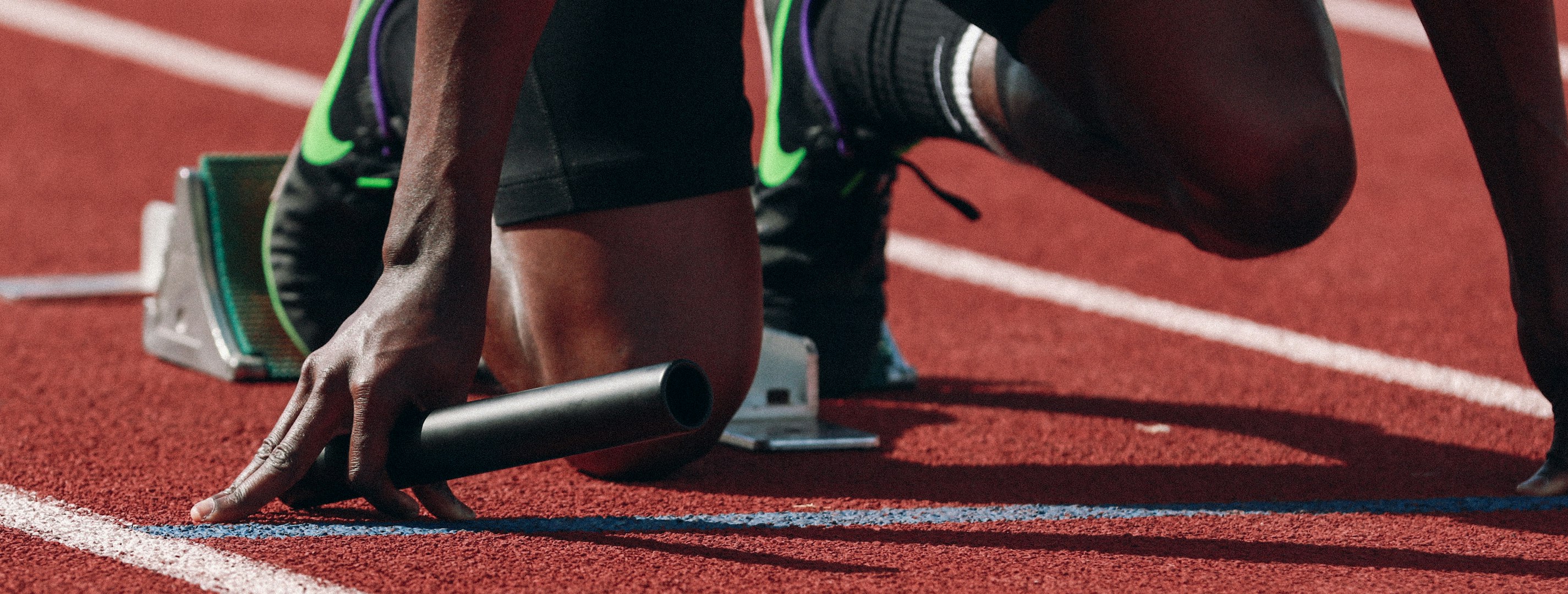 爱体育网站主横幅背景图 - 一个充满活力的体育场，观众席座无虚席，中央是绿色的足球场