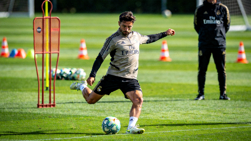 体育资讯配图 - 足球运动员在训练中