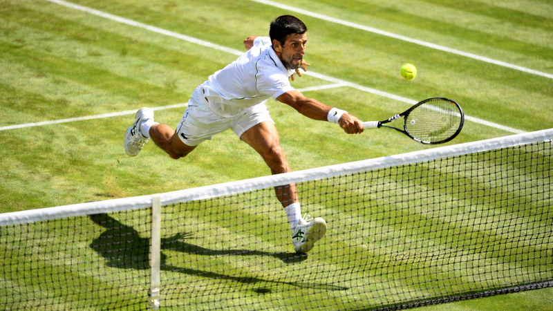 温布尔登网球锦标赛男单决赛直播画面 - 网球选手在草地上奋力挥拍击球